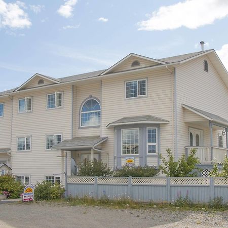 Midnight Sun Inn Whitehorse Exterior foto