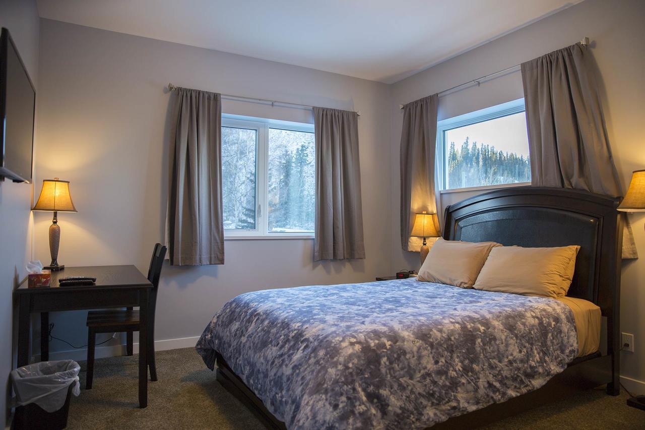 Midnight Sun Inn Whitehorse Exterior foto