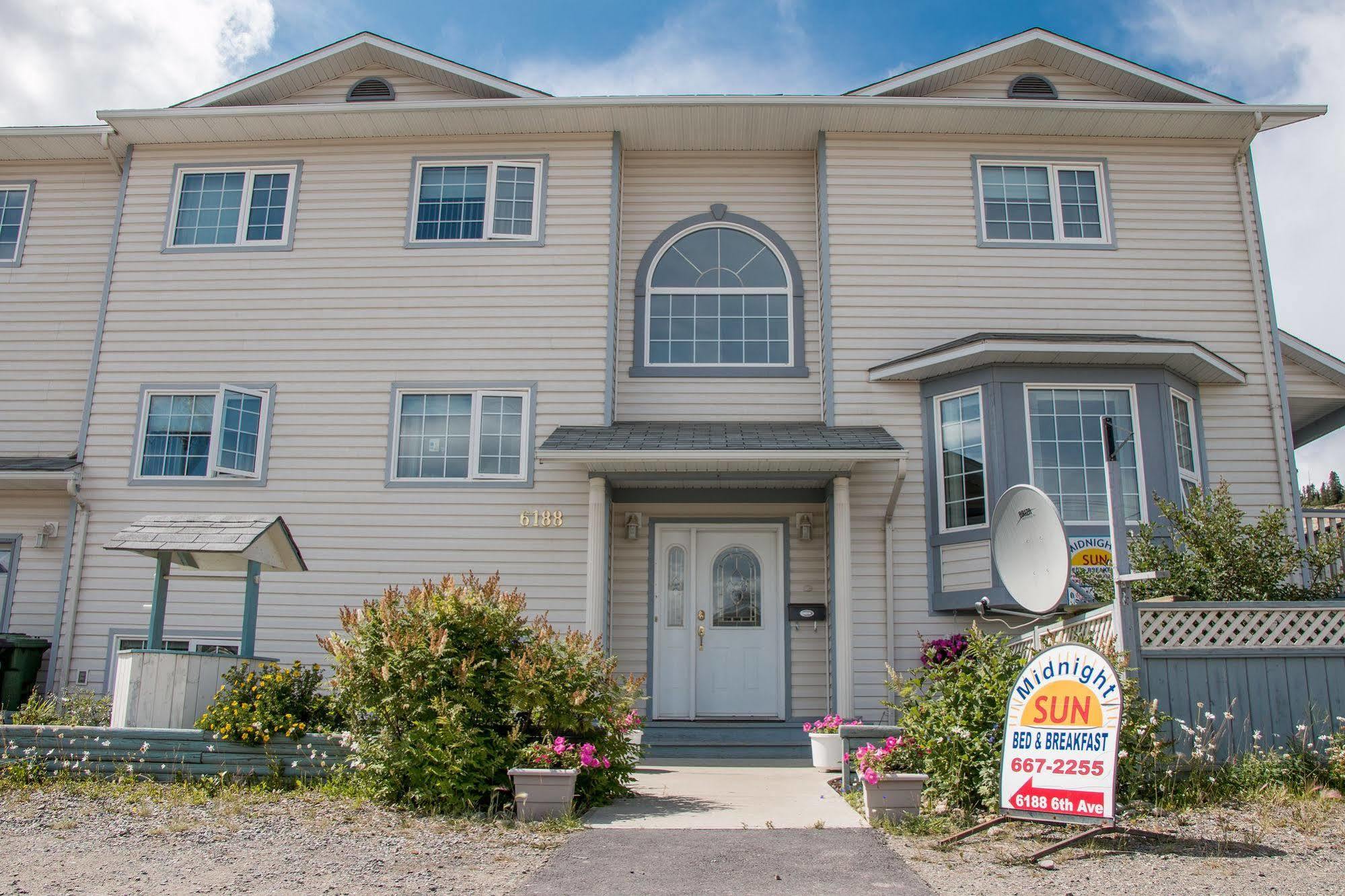Midnight Sun Inn Whitehorse Exterior foto