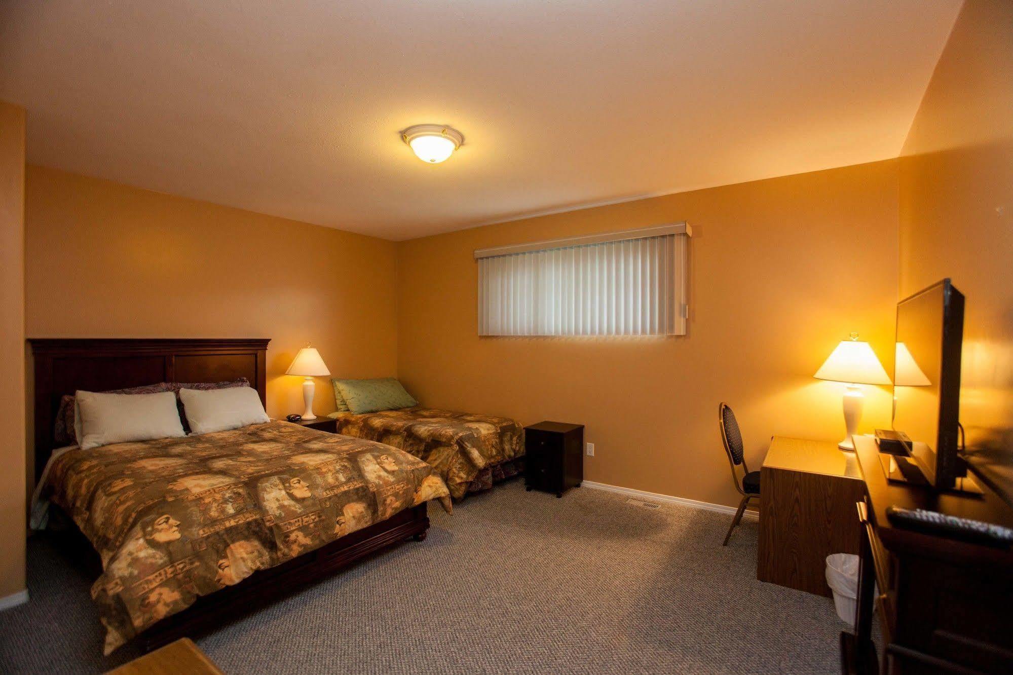 Midnight Sun Inn Whitehorse Exterior foto