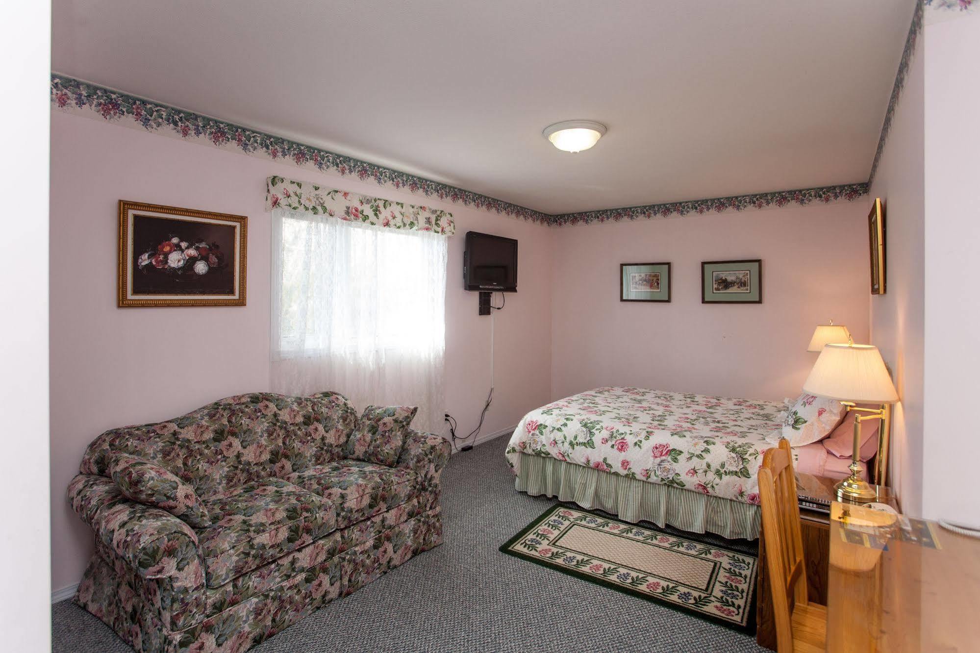 Midnight Sun Inn Whitehorse Exterior foto